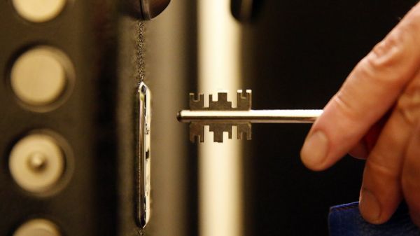 Впервые в судебной практике у россиянина-банкрота отняли единственное жилье, переселив из 5-комнатной в однушку