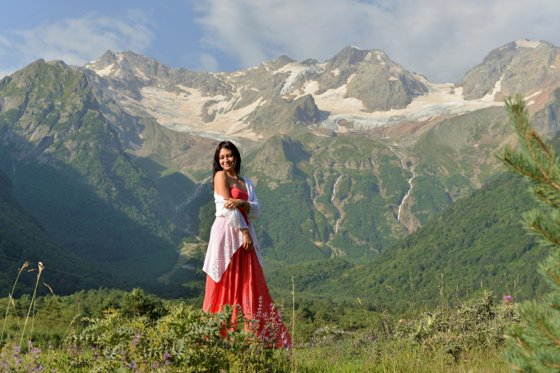 "Громкие разговоры, полуобнаженные тела, дикие танцы в брюках на свадьбах неприемлемы!" В Осетии хотят читать школьникам лекции о дресс-коде