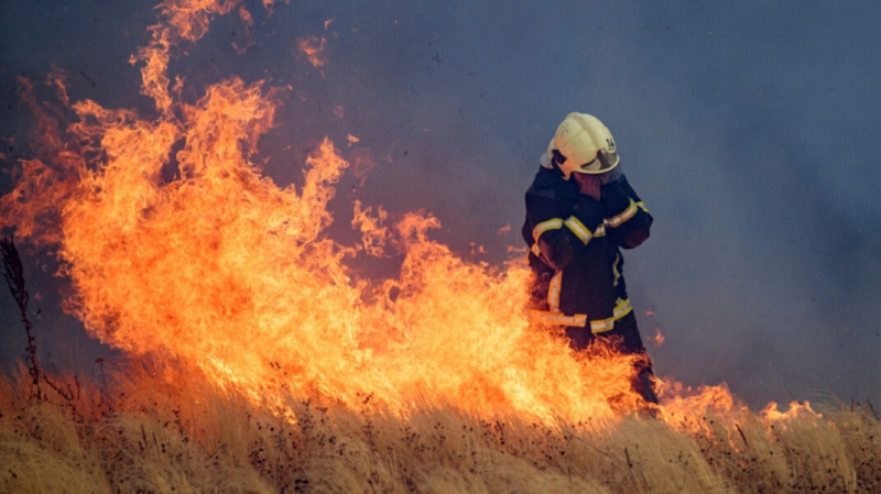 Иркутским пожарным срезали зарплаты на треть. Теперь они меньше 32 000 рублей, о которых вчера говорил Путин