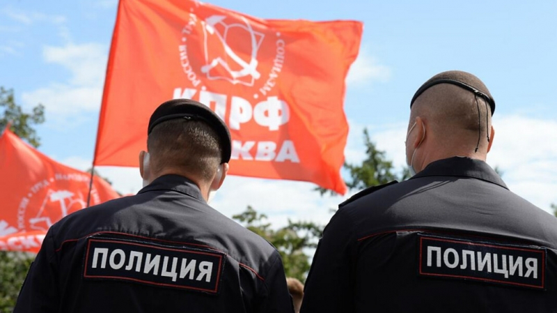 Коммунисты вышли к администрации президента с митингом в поддержку Павла Грудинина. Их задержали