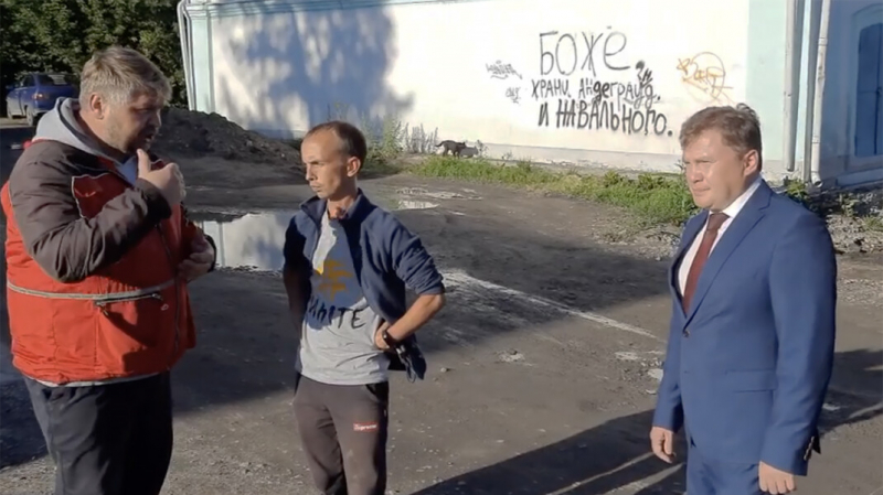 Мэр уральского города дал интервью на фоне надписи &laquo;Боже, храни андеграунд и Навального&raquo;