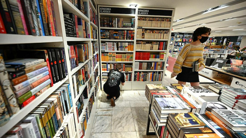 &laquo;Мы не будем ничего прятать и ничего изымать&raquo;. Владельцы книжных &mdash; о запрете книг с Гитлером на обложке