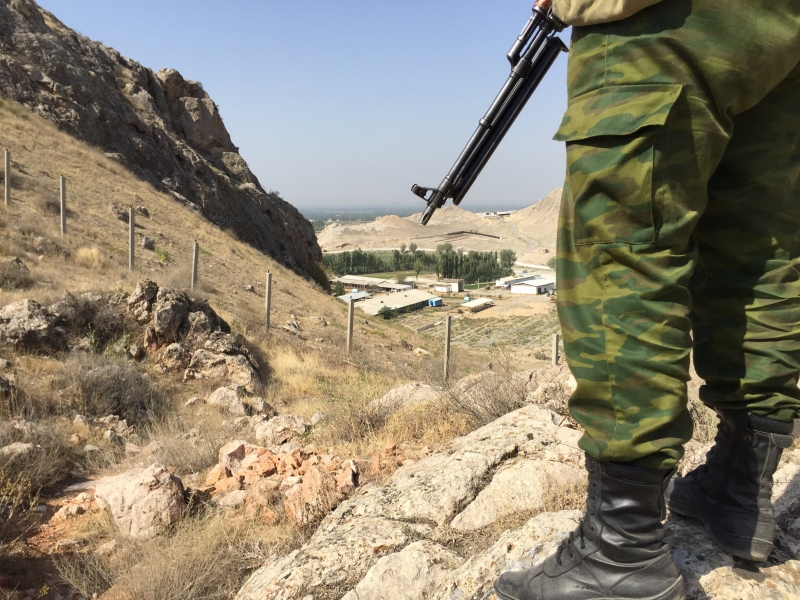 На границе Кыргызстана и Таджикистана &ndash; перестрелка. Ранен пограничник