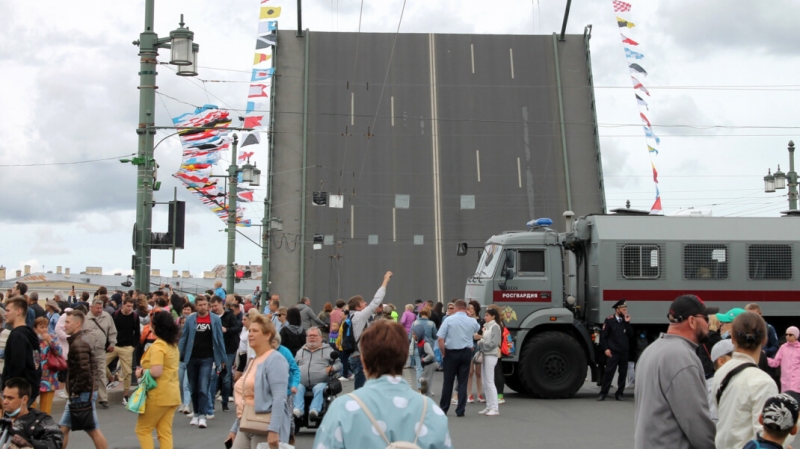 На парад в честь дня ВМФ в Петербурге вопреки запрету властей пустили тысячи человек