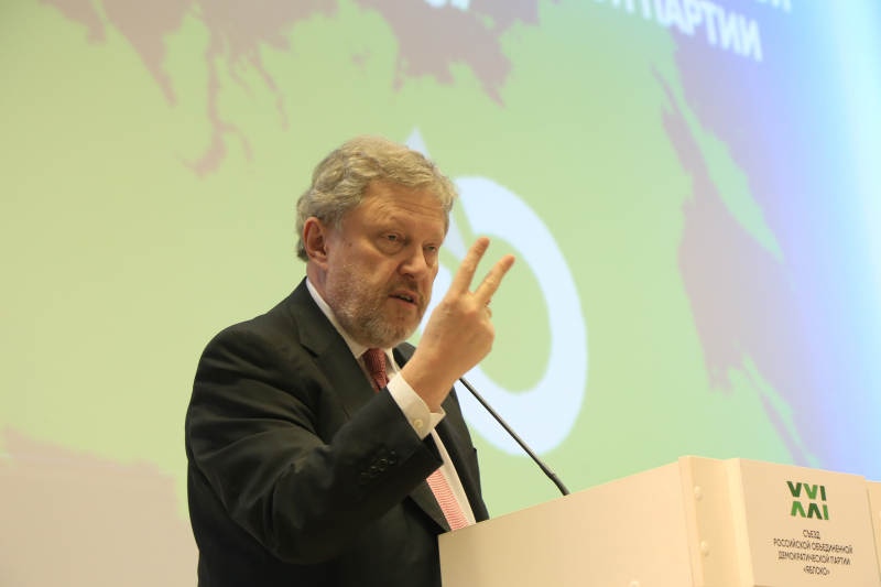 "Надо себя адекватно оценивать и не ставить выше команды". Председатель "Яблока" – о невключении соратников Навального в список на выборы