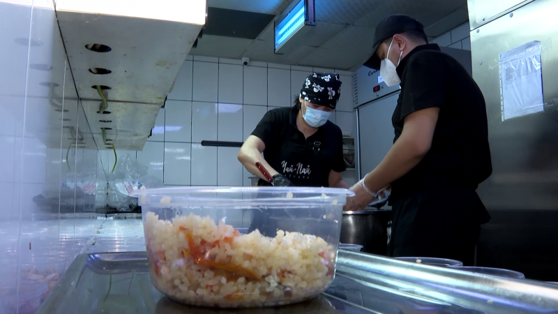 "Не на что покупать еду, больница не кормит". Как в Кыргызстане волонтеры помогают медикам из "красных зон"