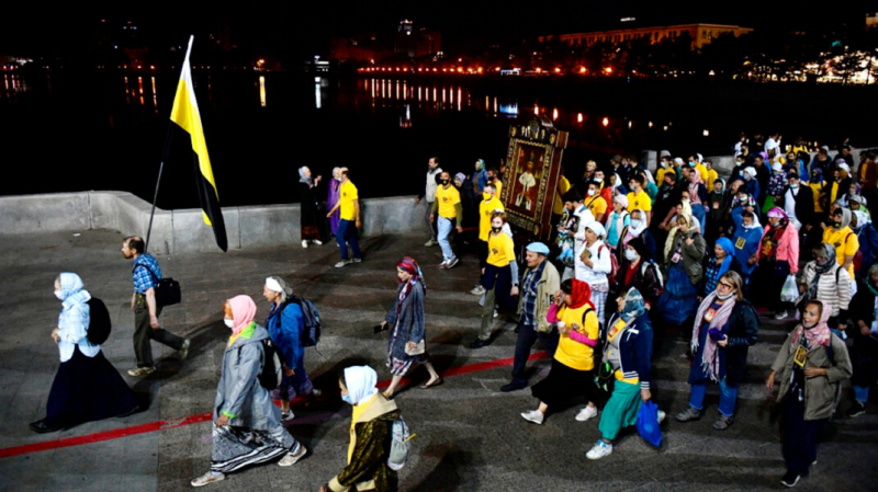 «Ну, прошли по тротуару». Свердловские власти — о крестном ходе, состоявшемся вопреки их запрету