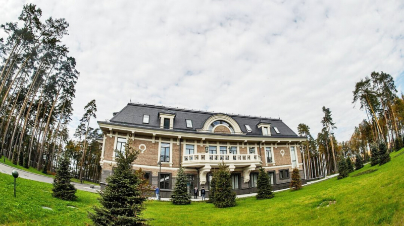 Около &laquo;Ново-Огарёво&raquo; кто-то построил четыре здания и мост. &laquo;МБХ Медиа&raquo; пишет о расширении резиденции Путина