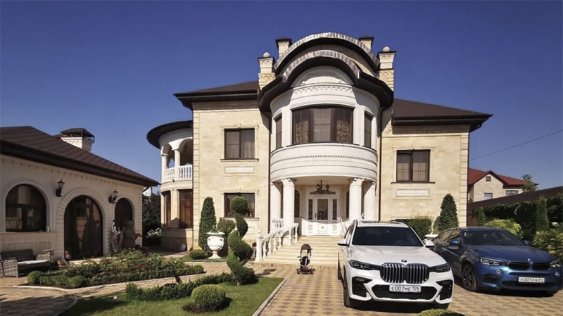 &laquo;Он с нуля дом построил&raquo;. Соседка главы ГИБДД Ставрополья рассказала, как появился его &laquo;золотой дворец&raquo;