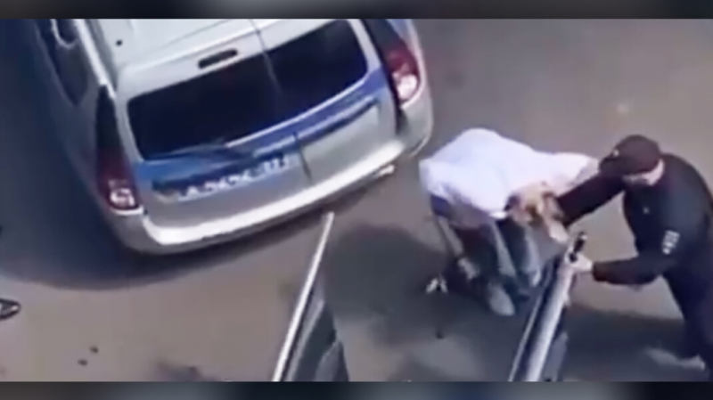 Полицейский схватил москвичку за волосы при задержании. СК начал проверку