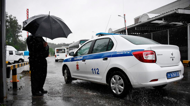 Полиция и медики в Саранске оставили труп мужчины в луже на несколько часов в сильный ливень