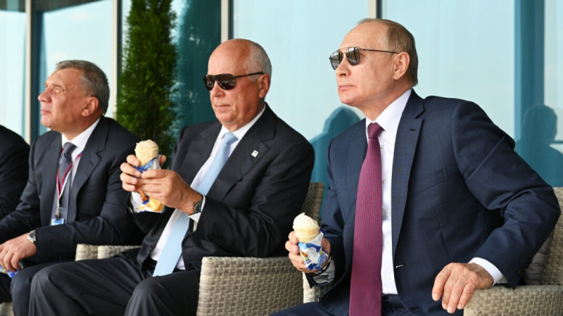 Путин снова поел мороженое на МАКСе. Традиционной &laquo;продавщицы&raquo; на этот раз рядом не оказалось