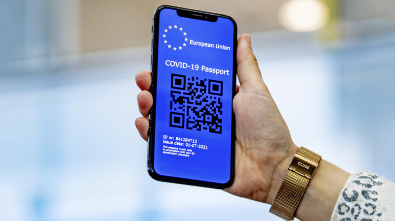 QR-пропуска и паспорта вакцинации: как эта система устроена в других странах и что защищает ее от подделок