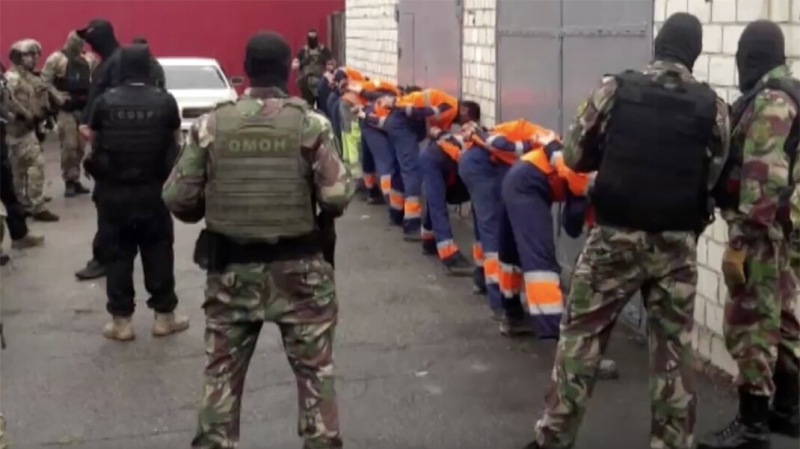 Рабочих на стройке завода &laquo;Газпрома&raquo; приговорили к реальным срокам. Они устроили бунт из-за зарплат