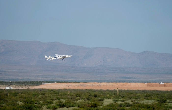 Ричард Брэнсон с командой вернулся из суборбитального полета