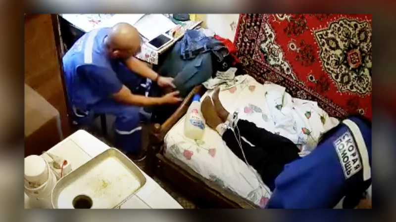 СК начал проверку из-за сотрудника скорой помощи, рывшегося в вещах ветерана в Москве