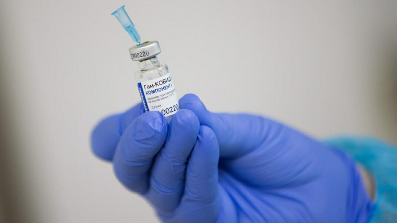 Сотрудницу поликлиники в Калиниграде задержали за продажу сертификатов о прививке. Вакцину она выливала