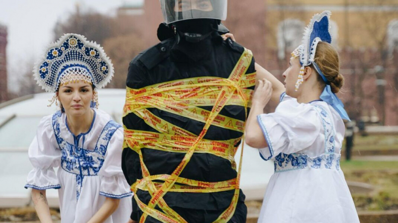 Сотрудники полиции задержали участницу панк-группы Pussy Riot Риту Флорес