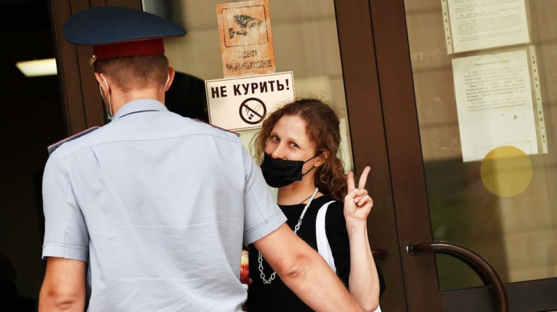 Суд отказался переводить участницу Pussy Riot из-под домашнего ареста в СИЗО. Этого требовала ФСИН