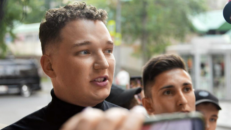 Суд запретил блогеру Эдварду Билу, устроившему массовое ДТП, уходить из дома ночью и покидать Москву