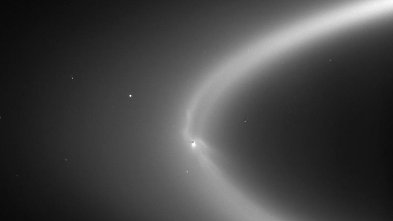 Ученые обнаружили признаки жизни на спутнике Сатурна