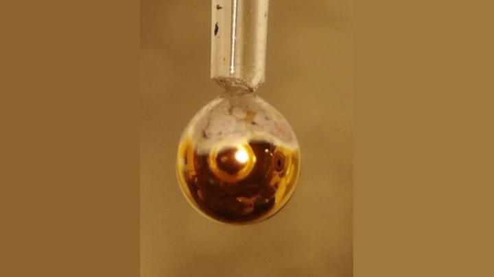 Ученые создали "золотую металлическую воду"