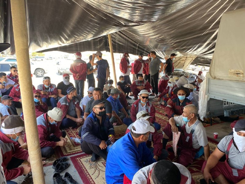 "Условий нет, одежды, спецовок нет!" В Жанаозене бастуют работники коммунальных и нефтесервисных предприятий