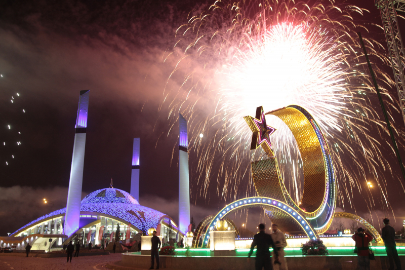 "В Чечне продвигается линия, что Кадыровы &ndash; чуть ли не Богом помазанная семья". За что получает награды мать главы Чечни