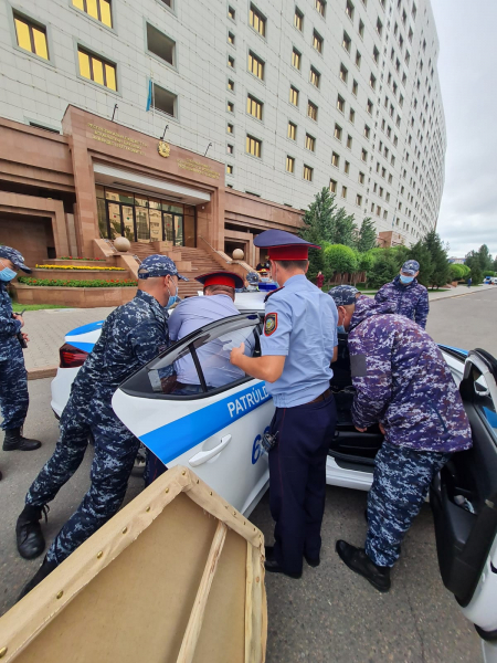 В Казахстане задержали известного художника: он в костюме шамана, с барабаном и плетью провел обряд "очищения" перед Домом министерств