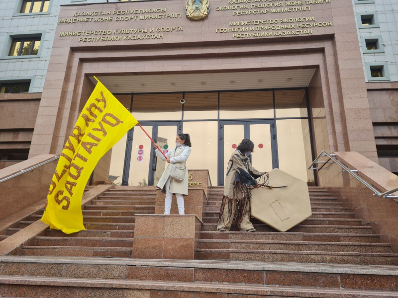 В Казахстане задержали известного художника: он в костюме шамана, с барабаном и плетью провел обряд "очищения" перед Домом министерств