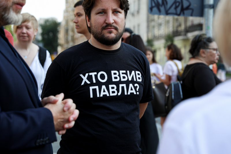 В Киеве вспоминают журналиста Павла Шеремета. Он погиб пять лет назад