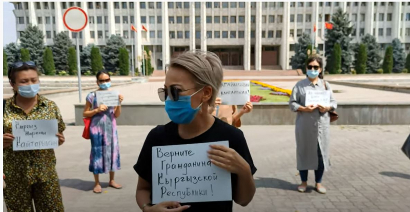 В Кыргызстане на митинге потребовали вернуть в Кыргызстан вывезенного в Турцию основателя сети частных лицеев "Сапат" Орхана Инанды