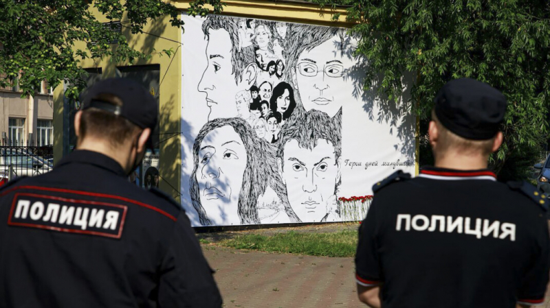 В Петербурге на той же будке, где было граффити с Навальным, вывесили баннер с убитыми правозащитниками