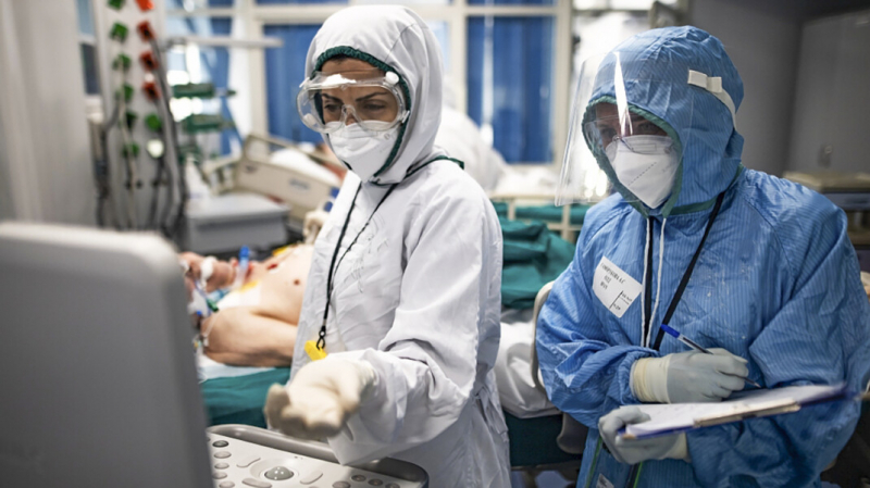 В России за сутки от коронавируса умерли 752 человека. Это рекорд с начала пандемии