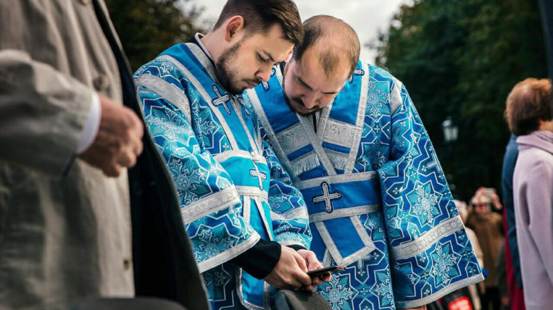 В РПЦ назвали «единственно верным» решение «Вкусвилла» удалить рекламу с ЛГБТ-семьëй