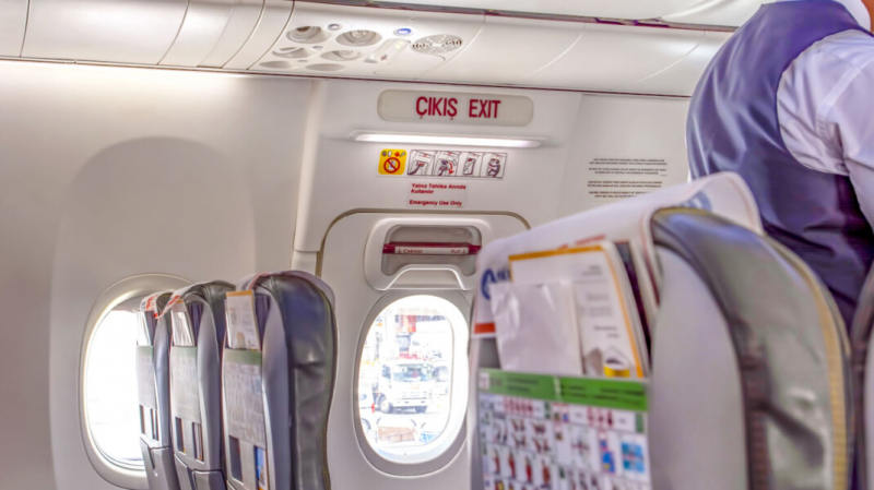 В Шереметьево пассажир открыл аварийный выход в самолёте из-за духоты. Перевозчик будет с ним судиться