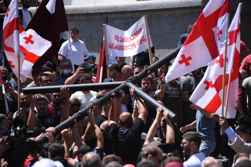 В Тбилиси сторонники консервативных ценностей устроили беспорядки из-за ЛГБТ-прайда