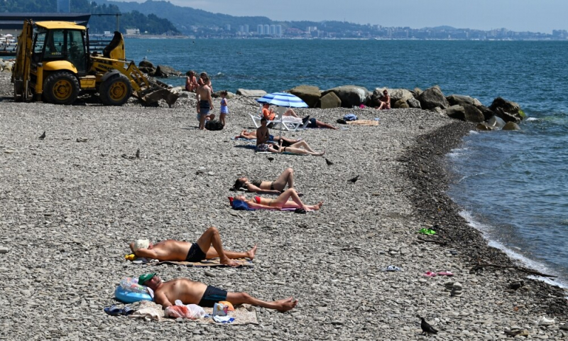 Власти Краснодарского края пригрозили туристам штрафами за отказ прививаться