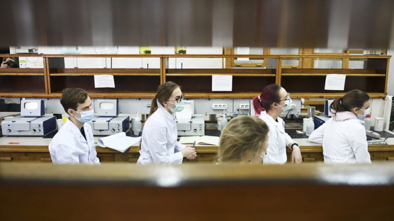 Вузы в разных регионах начали вводить ограничения на допуск невакцинированных студентов к учебе и практике