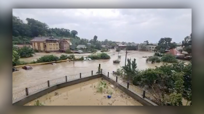 Жителей Сочи попросили собрать вещи на случай эвакуации из-за уровня воды в реках