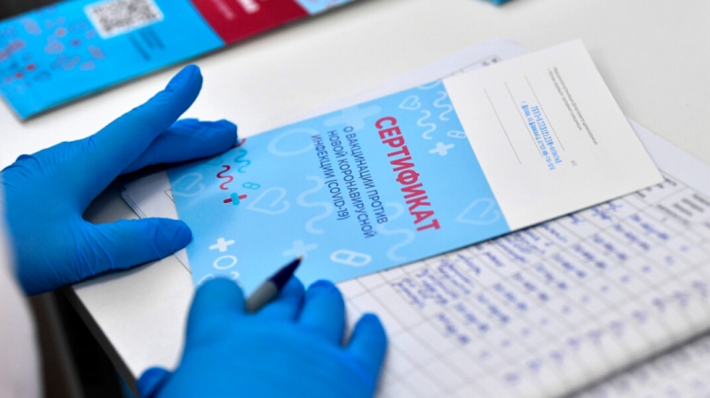 Злоумышленники начали шантажировать покупателей поддельных сертификатов о вакцинации и просить их доплатить