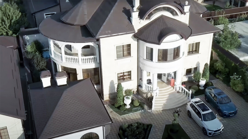 «Золотой дворец» главы ставропольского ГИБДД оказался записан на бывшую предпринимательницу