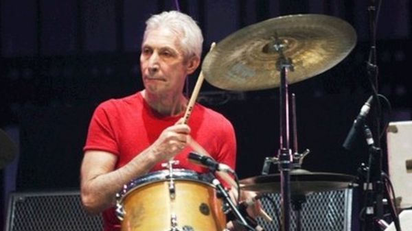 Умер ударник Rolling Stones Чарли Уоттс. Ему было 80 лет