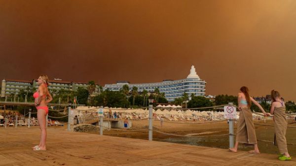 Пожары в Анталье и Мармарисе: пять очагов пока не удается взять под контроль, туристов эвакуируют с пляжей