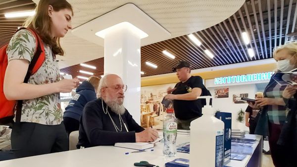 Битва за восток Москвы. Как Вассерман борется за кресло в Думе с "нищим" коммунистом и феминисткой