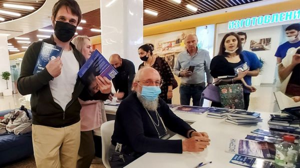 Битва за восток Москвы. Как Вассерман борется за кресло в Думе с "нищим" коммунистом и феминисткой