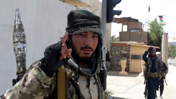 Паника и отчаяние в Афганистане: люди бегут от наступающих отрядов "Талибана"