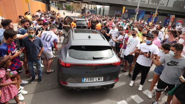 Лионель Месси официально стал игроком "Пари Сен-Жермен"