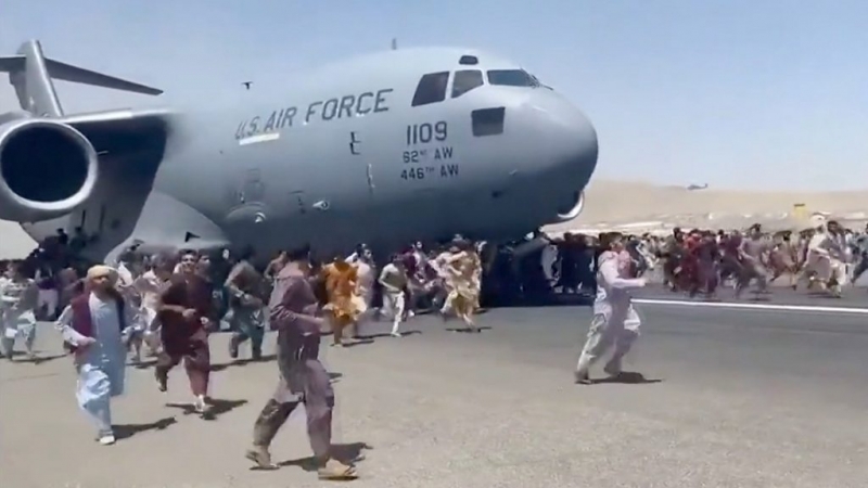 Дайджест: Байден защищается; эвакуация из аэропорта Кабула возобновилась; Боба Дилана обвиняют в совращении ребенка