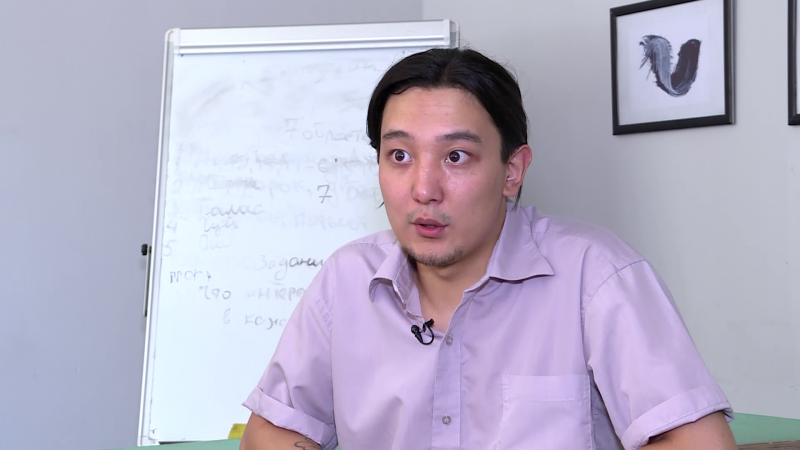 "Этот язык был роднее, чем русский и кыргызский". Как 20-летний житель Бишкека открыл курсы сурдоперевода